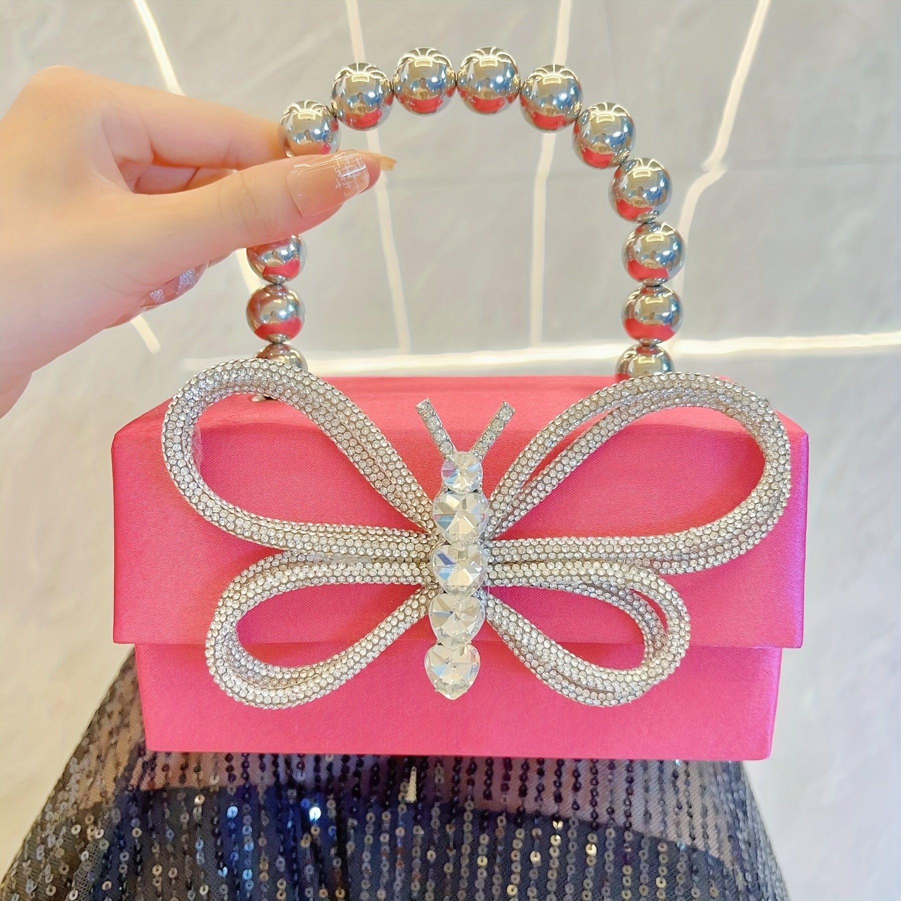 The New Shiny Crystal Butterfly Tote Bag, Silvery Bead Handle, Large Capacity Space, Can Be Given To Her Gifts, Birthday Wedding Banquets, Bar Parties Can Be Very Shiny, Fashionable Noble And Elegant Temperament.